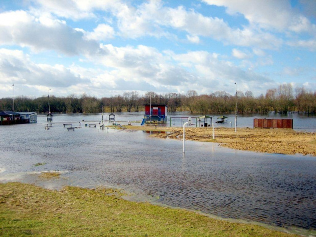 Zdjęcia zrobione z wału przeciwpowodziowego w Ostrołęce przy poziomie ostrzegawczym 360 cm 09-02-2011