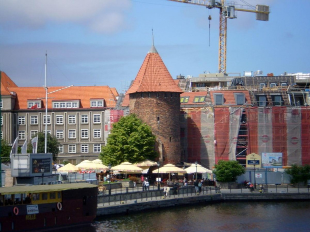 Baszta Łabędź, zbudowana na fundamentach Baszty Rybackiej wzniesionej przez zakon krzyżacki wraz z istniejącym kiedyś w Gdańsku zamkiem. Baszta została zniszczona w 1454 roku, a następnie odbudowana i podwyższona o jedną kondygnację .