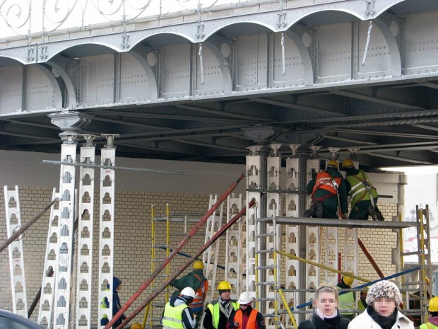 najsławniejszy wiadukt Wrocka, dwa dni wcześniej z wielką pompą oddano estakadę do użytku po remoncie. Tłum ludzi w tym uczestniczył, urząd marszałkowski, prezes PLK, urząd miasta i pół dyrekcji kolei :) imprezę zrobili jak małe wesele i co..... Termin...