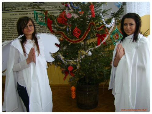 A kto wie czy za rogiem nie stoją Anioł z Bogiem....
Najlepsze życzenia z okazji Świąt Bożego Narodzenia i Nowego 2010 roku #Sobieszyn #Brzozowa