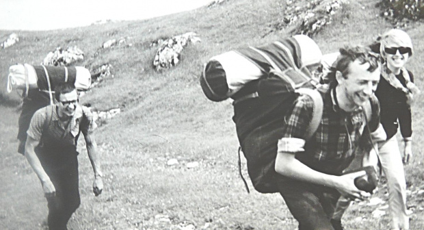 Lipiec 1966, wędrówka przez Jurę Krakowsko-Częstochowską. Ela, Tadek, z tyłu ja. Plecaki takie "lekkie" ponieważ później jechaliśmy w Tatry. #ludzie #turystyka