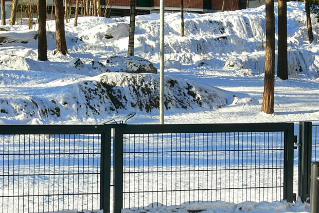 Espoo w słońcu, uskoki terenowe, to skałki przysypane sniegiem. #Espoo #Olari
