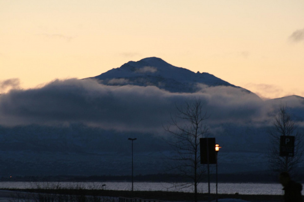 Tromso - widok z lotniska na druga strone fiordu w samo poludnie