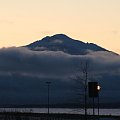 Tromso - widok z lotniska na druga strone fiordu w samo poludnie