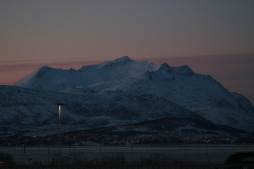 Tromso - widok z lotniska na druga strone fiordu w samo poludnie