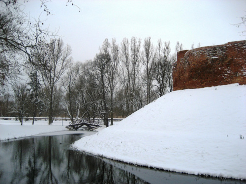 Mury zamku,fosa mosteczek i wszystko w zimowej szacie.