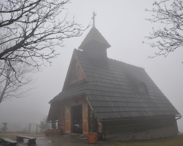 Kapliczka na Gubałówce w noworocznej mgle