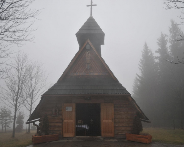 Kapliczka na Gubałówce w noworocznej mgle