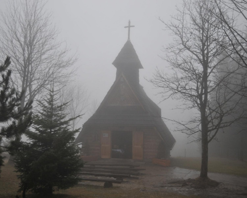 Kapliczka na Gubałówce w noworocznej mgle