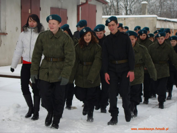 5 stycznia 2010 r.- podstawy wiedzy o wojskowości odbyły się w plenerze. Młodzież pod kierunkiem kpt. Dariusza Sprawki przypomniała sobie podstawowe umiejętności związane z musztrą #Sobieszyn #Brzozowa #KlasaWojskowa