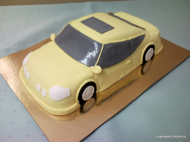 Żółty samochód dla chłopca #samochód #auto #pojazd #wyscigówa #rajdówka #tort