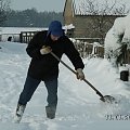 U sąsiada pracuje pług śnieżny dwuręczny