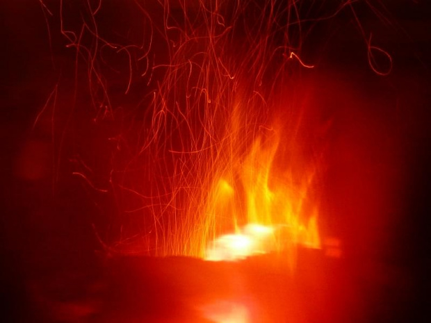 Ciepły sypiący iskrami kominek. #kominek #ogień