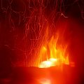 Ciepły sypiący iskrami kominek. #kominek #ogień