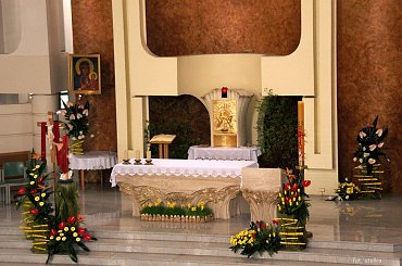 i po świętach ... i już po wszystkim ... napracowałam się bardzo przy strojeniu całej świątyni Zygmunt dzielnie mi przy tym pomagał ... a na zdjęciach widzicie efekty naszej pracy ...
pozdrawiam Was serdecznie :)) #kwiaty #bukiety #Ciemnica