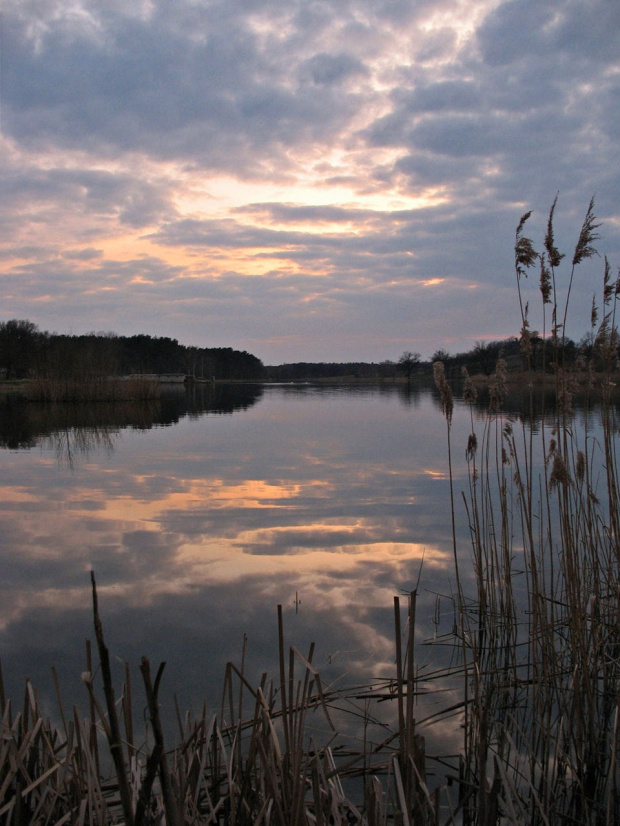 kilka kroków w czasie do tyłu #zalew #niebo #ZachódSłońca