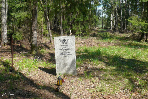 Mogiła znajduje się przy drodze Karwik-Niedźwiedzi Róg przy łąkach "Księdzówka". Pochowani dwaj Niemcy - muszkieterzy Karl Kuhlmann i Fritz Schambortzki z 45.pp, +7.2.1915 #Księdzówka