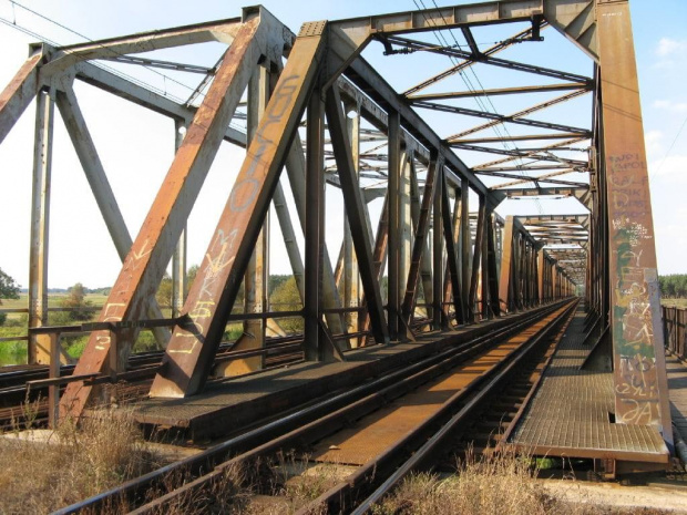 Most kolejowy nad Wartą w miejscowości Solec.