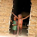 U Masajów - tamtejsze dzieci nie zawsze mają kompletne stroje #afryka #kenia #masaj #masajowie