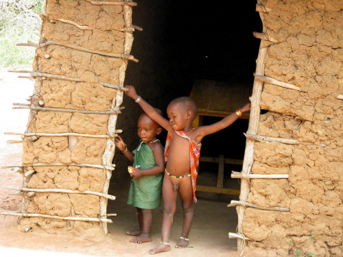 U Masajów - tamtejsze dzieci nie zawsze mają kompletne stroje #afryka #kenia #masaj #masajowie