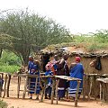 U Masajów - właśnie przygotowują pamiątki do kupienia #afryka #kenia #masaj #masajowie