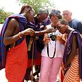 U Masajów - najbardziej zainteresowały ich zdjęcia z Polski które miała w aparacie jedna z turystek #masaj #masajowie #afryka #kenia