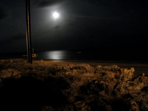 Widok z podwórka hotelowego - księżyc nad Oceanem Indyjskim