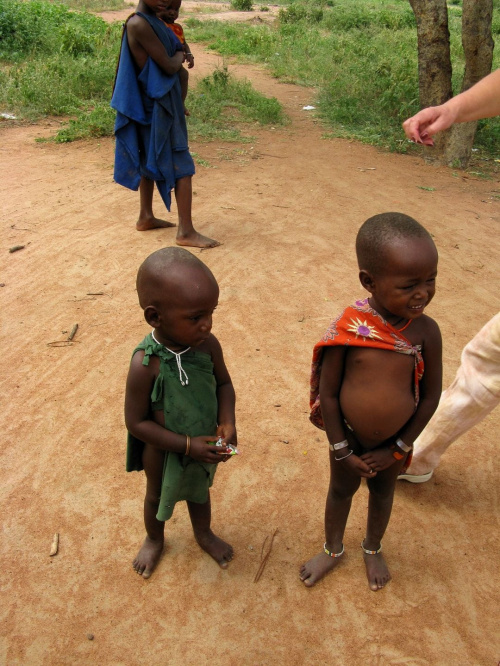 U Masajów - milutkie dzieciaczki. Jedyne słowo jakie znały po angielsku to: money #masaje #masaj #masajka #kenia #afryka #tropik