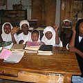 Zastanawiałem się czemu stoją na kolanach. Modlą się? Nie. Przezywały koleżankę i zostały w ten sposób ukarane. Szkoła na wyspie Washini #Washini #szkoła #Kenia #dzieci
