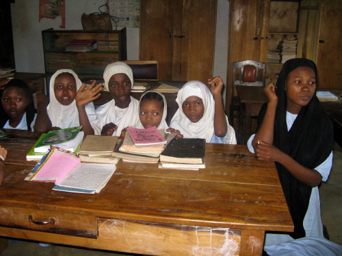 Zastanawiałem się czemu stoją na kolanach. Modlą się? Nie. Przezywały koleżankę i zostały w ten sposób ukarane. Szkoła na wyspie Washini #Washini #szkoła #Kenia #dzieci