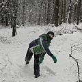 Bartek mój Bratanek rzuca śnieżkami we wszystkich :)) Spacer do Ojcowa