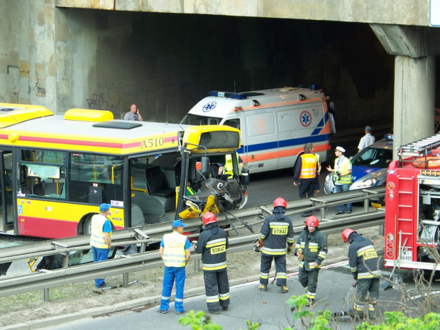 wypadek autobusu, do którego doszło u zbiegu ulic Puławskiej i Rzymowskiego w Warszawie Autobus linii 739 jechał ulicą Puławską w kierunku Piaseczna. #MZAAUTOBUSWYPADEKDZWON