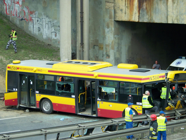 wypadek autobusu, do którego doszło u zbiegu ulic Puławskiej i Rzymowskiego w Warszawie Autobus linii 739 jechał ulicą Puławską w kierunku Piaseczna. #MZAAUTOBUSWYPADEKDZWON