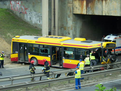 wypadek autobusu, do którego doszło u zbiegu ulic Puławskiej i Rzymowskiego w Warszawie Autobus linii 739 jechał ulicą Puławską w kierunku Piaseczna. #MZAAUTOBUSWYPADEKDZWON