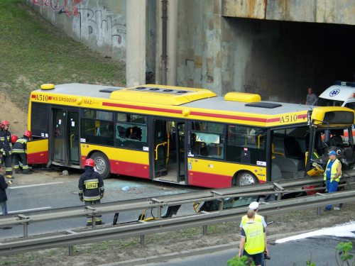 wypadek autobusu, do którego doszło u zbiegu ulic Puławskiej i Rzymowskiego w Warszawie Autobus linii 739 jechał ulicą Puławską w kierunku Piaseczna. #MZAAUTOBUSWYPADEKDZWON