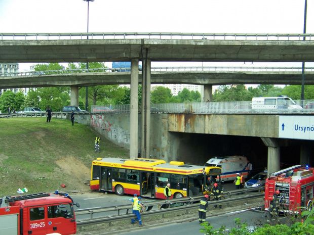 wypadek autobusu, do którego doszło u zbiegu ulic Puławskiej i Rzymowskiego w Warszawie Autobus linii 739 jechał ulicą Puławską w kierunku Piaseczna. #MZAAUTOBUSWYPADEKDZWON