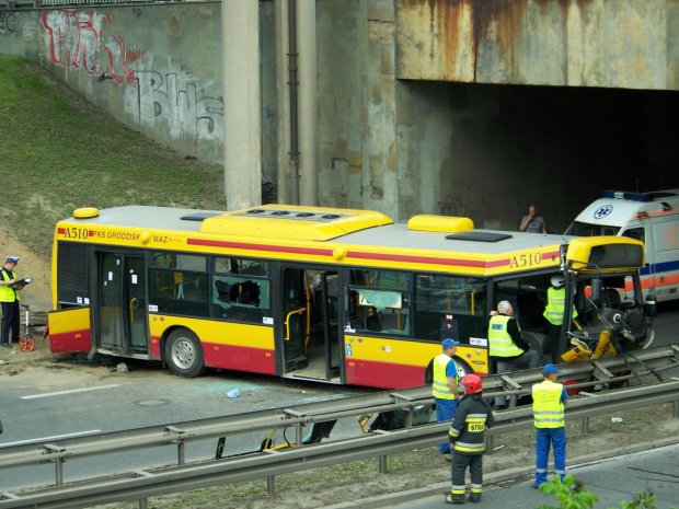 wypadek autobusu, do którego doszło u zbiegu ulic Puławskiej i Rzymowskiego w Warszawie Autobus linii 739 jechał ulicą Puławską w kierunku Piaseczna. #MZAAUTOBUSWYPADEKDZWON