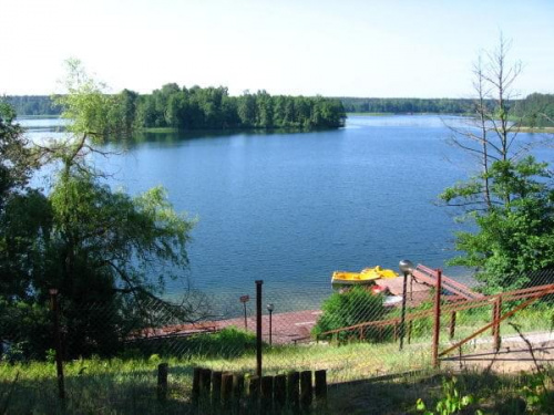 1. Jezioro Studzieniczne, wyspa i z prawej w głębi m. Studzieniczna.