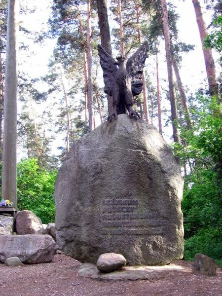 3. zbliżenie pomnika Leśników.