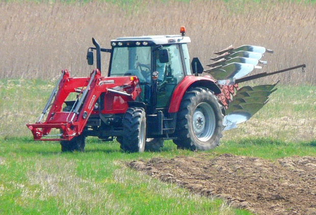 Cerekwica, traktor w czasie orki. #rolnictwo