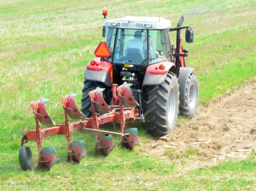 Cerekwica, traktor i pługi. #rolnictwo