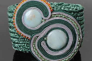 Bransoletka wykonana z elastycznej przędzy, zakłada się jak frotkę. Ozdobę stanowi sutasz z 2 plastrami amazonitów. #bransoletka #biżuteria #sutasz #amazonit