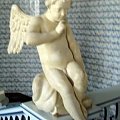 NIEBORÓW-Aniołek siedzący na balustradzie.