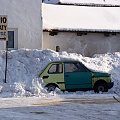 zimowy garaż ... #maluch #fiat126p #samochód #zima #śnieg