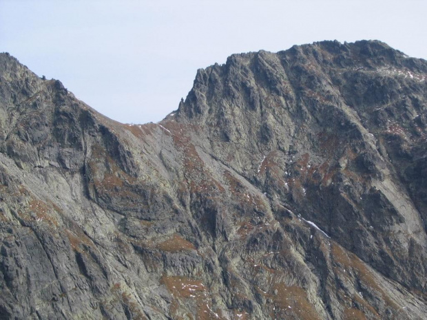 Z okolic Koprowej Przełęczy widok na Czarny Mięguszowiecki i Przełęcz pod Chłopkiem z charakterystyczną skalną turniczką.