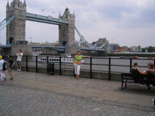Ruchomy Most Tower Bridge przecinający rzekę Tamizę - symbol Londynu. #LONDYN