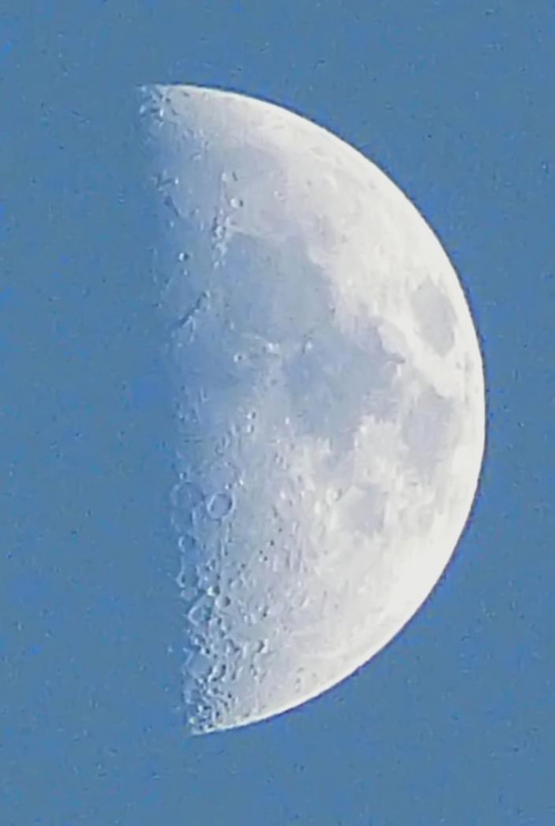 10.05.2011 23 godz. 11 min., Pierwsza kwadra Księżyca, zdjęcie robione w Cerekwicy. #księżyc