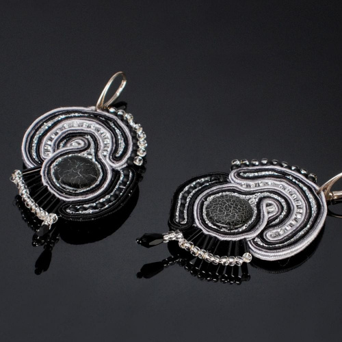 Kolczyki wykonane techniką haftu sutasz #biżuteria #bransoletki #kolczyki #naszyjniki #sutasz