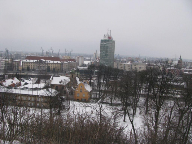 Widok z Góry Gradowej: po lewej- zabudowania kościoła Bożego Ciała, za nimi- nowa Dyrekcja PKP, w głębi dźwigi Stoczni Gdańskiej. Po środku wieżowiec zwany "zieleniakiem", na prawo od niego-budynek Solidarności i wieża kościoła św.Bartłomieja