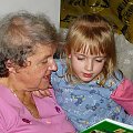 Babcia Ania czyta książeczkę. #święta